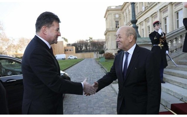 ジャン=イヴ・ル・ドリアン・ヨーロッパ・外務大臣（右）と、スロヴァキアのミロスラフ・ライチャーク外務大臣