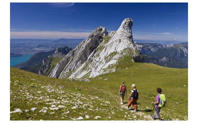 夏のオート=サヴォワ、ボルヌ山塊、ラ・トゥルネットの山道から望む眺望、ラ・トゥルネットはアヌシー湖とトーヌ窪地を隔てる小さな山脈