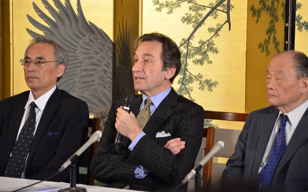De gauche à droite : M. Tetsuro Degawa, directeur du Museum of Oriental Ceramics, M.Thierry Dana, ambassadeur de France et M. Hikonobu Isé, directeur représentatif de la Fondation Isé