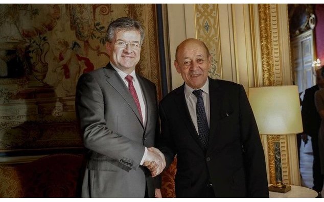 ジャン=イヴ・ル・ドリアン・ヨーロッパ・外務大臣（右）と、スロヴァキアのミロスラフ・ライチャーク外務大臣