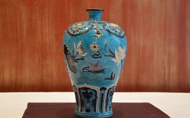 Œuvre d'art majeure, vase avec motifs de lotus et d'oiseaux aquatiques en glaçure polychrome (15e et 16e siècle - Dynastie Ming)
