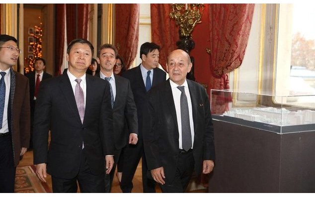 Jean-Yves Le Drian, ministre de l'Europe et des affaires étrangères, et Song Tao, ministre du département des liaisons internationales du Comité central du Parti communiste chinois