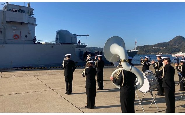 フリゲート艦「プレリアル」が海上自衛隊佐世保基地を出港