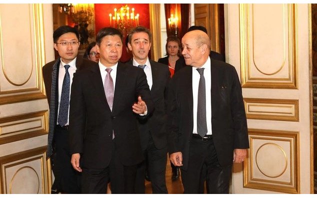 Jean-Yves Le Drian, ministre de l'Europe et des affaires étrangères, et Song Tao, ministre du département des liaisons internationales du Comité central du Parti communiste chinois